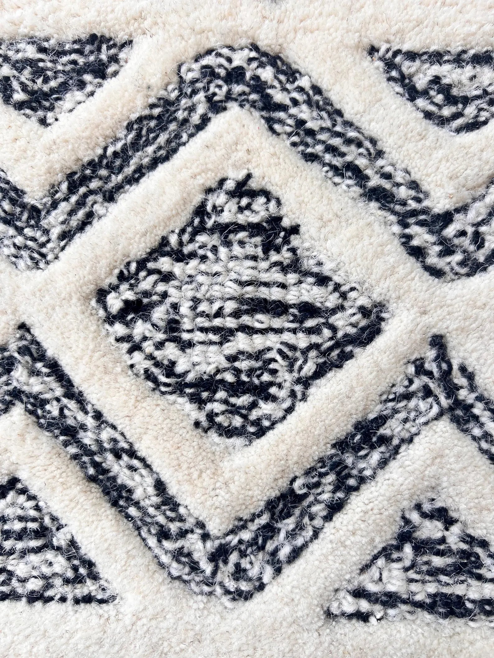 Handmade 6ft and 8 ft round geometric pattern black ivory modern hand tufted rug for living room, bedroom and dining area