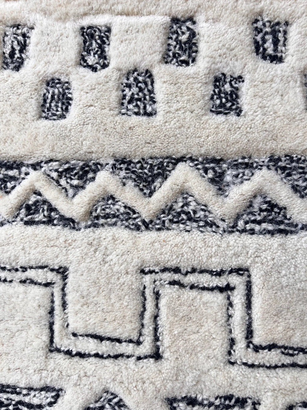 Handmade 6ft and 8 ft round geometric pattern black ivory modern hand tufted rug for living room, bedroom and dining area