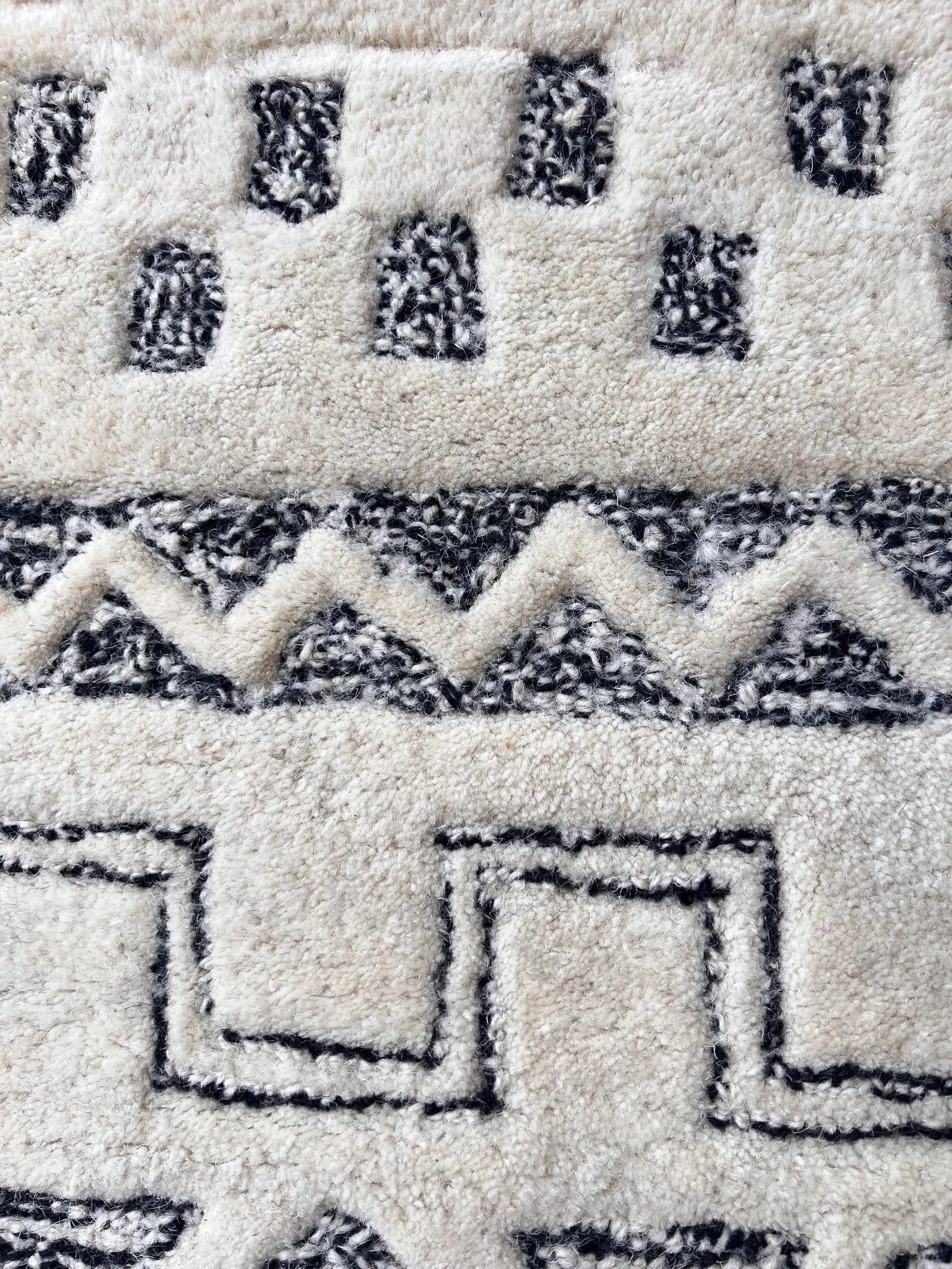 Handmade 6ft and 8 ft round geometric pattern black ivory modern hand tufted rug for living room, bedroom and dining area