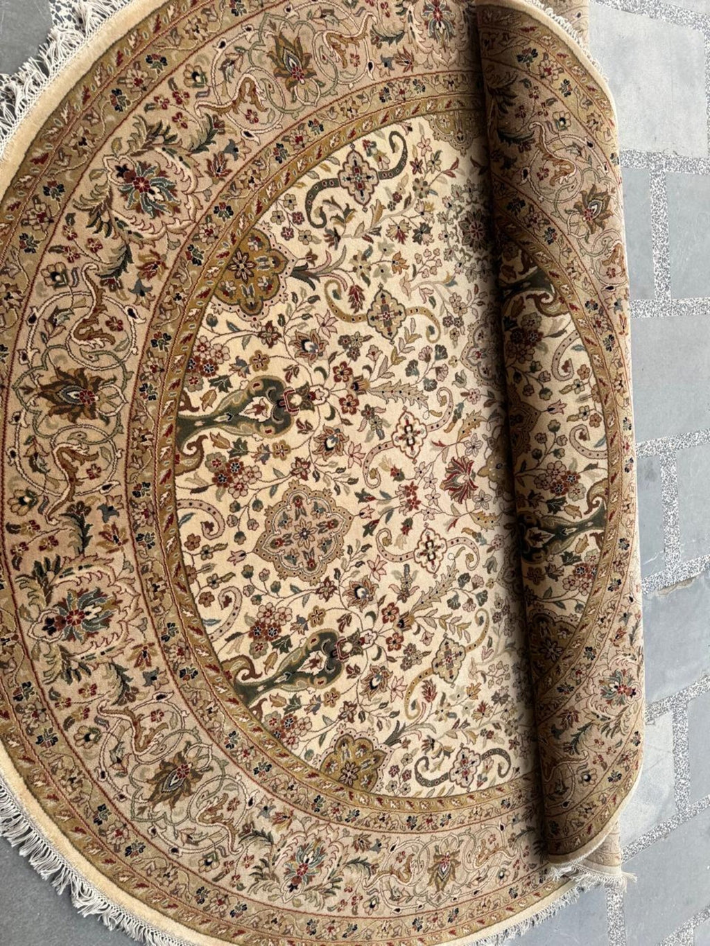 8 ft Vintage Floral Medallion Rug in Ivory & Camel