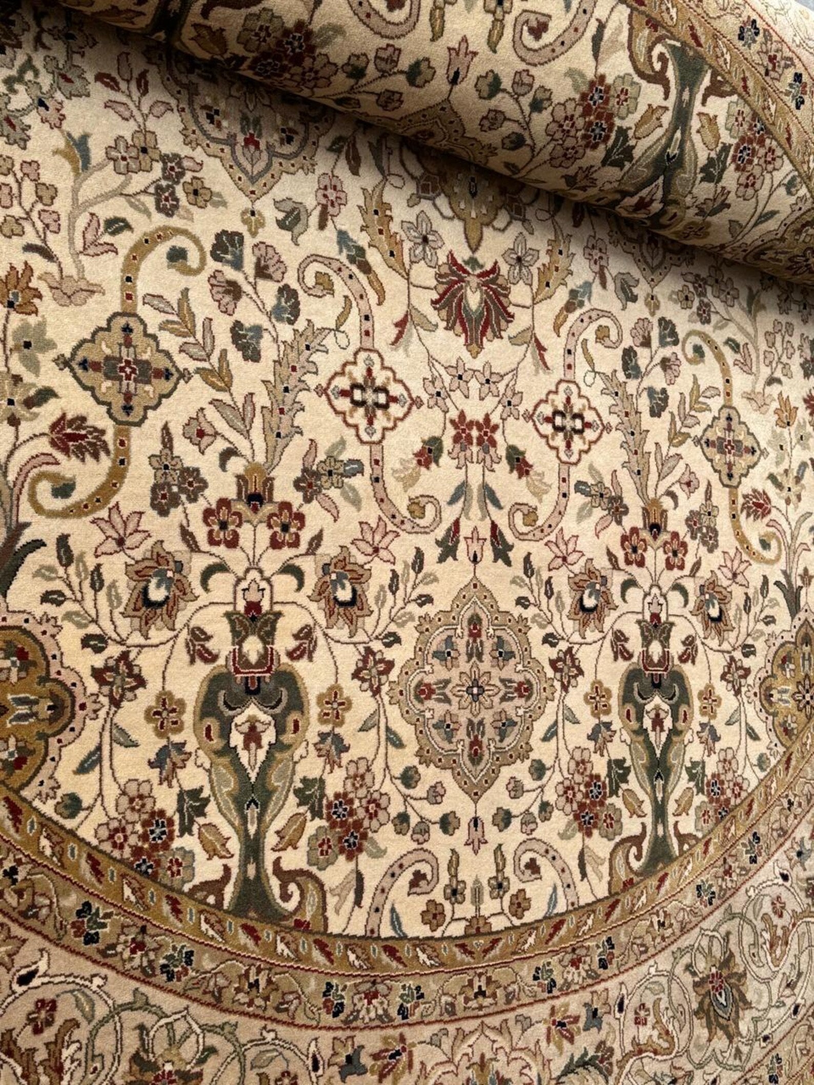 8 ft Vintage Floral Medallion Rug in Ivory & Camel