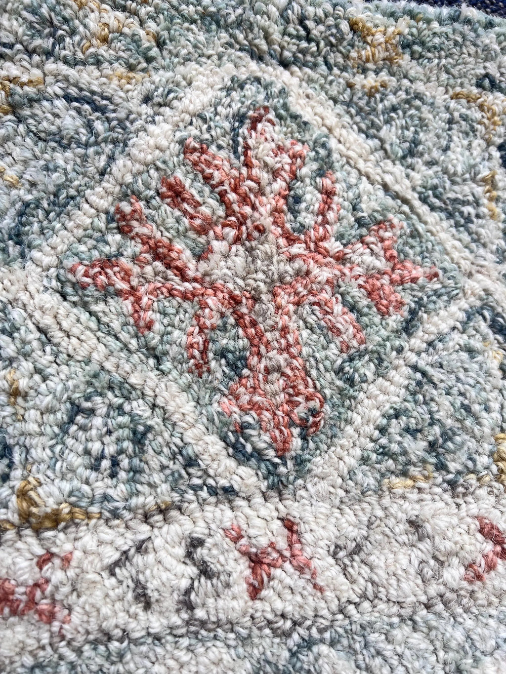 6ft Round Hand-Tufted Wool Floral Rug – 8ft Round Traditional Medallion Design