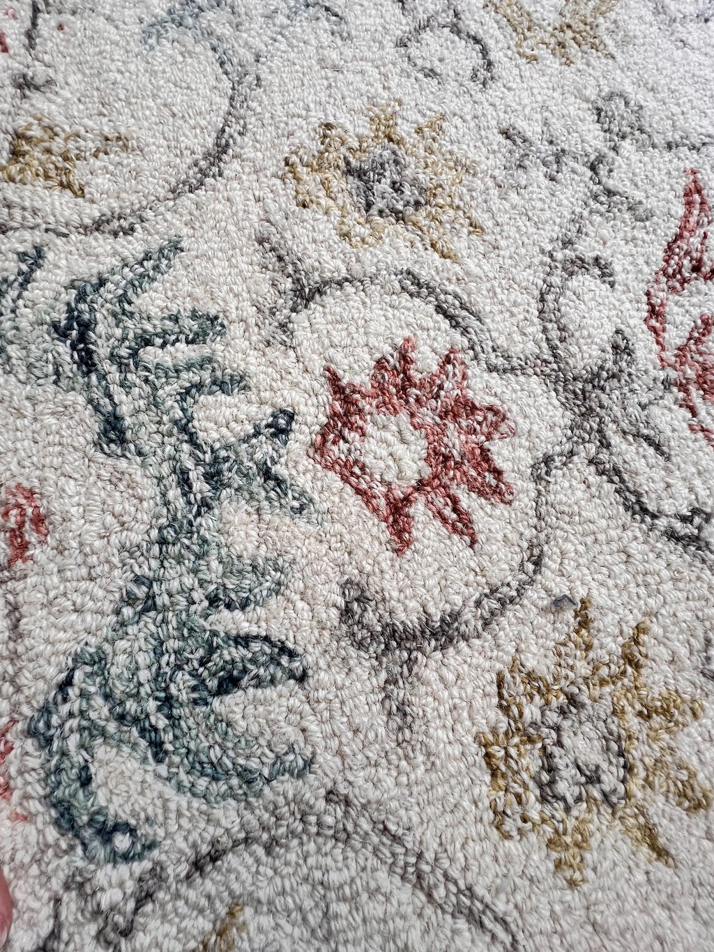 6ft Round Hand-Tufted Wool Floral Rug – 8ft Round Traditional Medallion Design