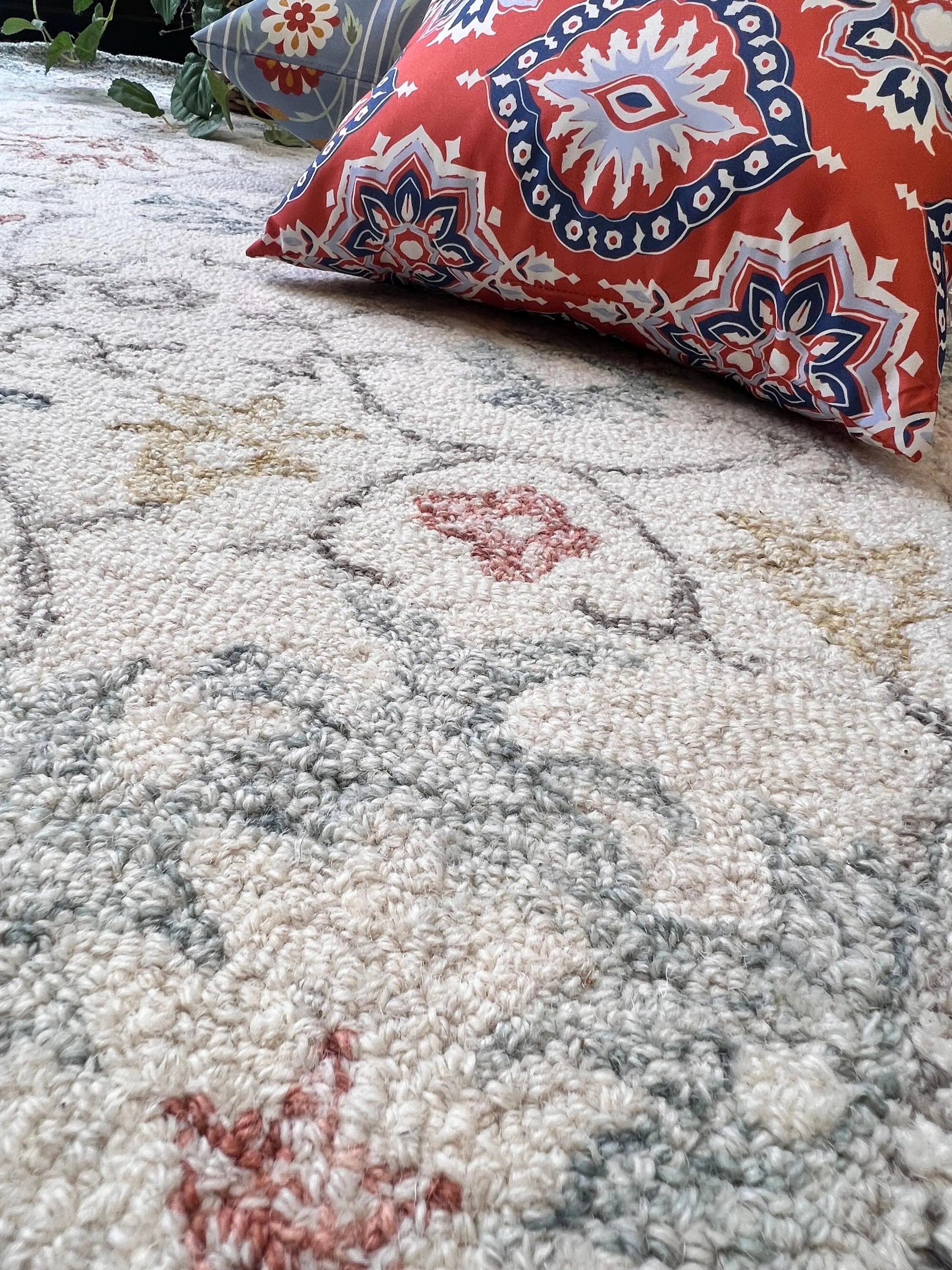 6ft Round Hand-Tufted Wool Floral Rug – 8ft Round Traditional Medallion Design