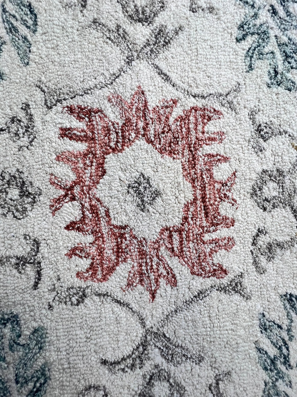 6ft Round Hand-Tufted Wool Floral Rug – 8ft Round Traditional Medallion Design