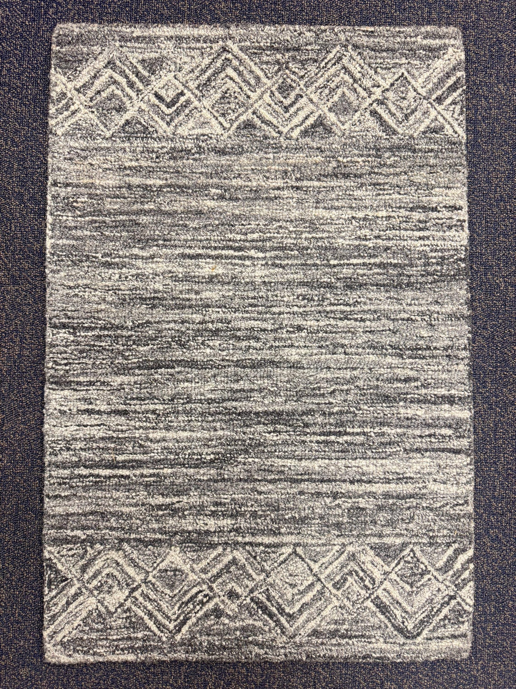 2x3 Hand-Tufted Gray Gradient Accent Rug | Modern Wool Blend Entryway Mat Textured Ombre Small Area Rug for Entryway, kitchen area, doormat
