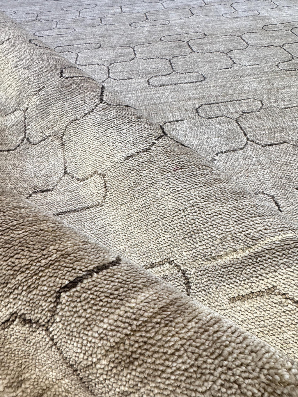 Dual-Tone 5.6x8 Wool & Silk Handmade Rug, Modern Shimmering Grid Design, Lustrous Grey Silver Geometric Area Rug, Contemporary Handwoven rug